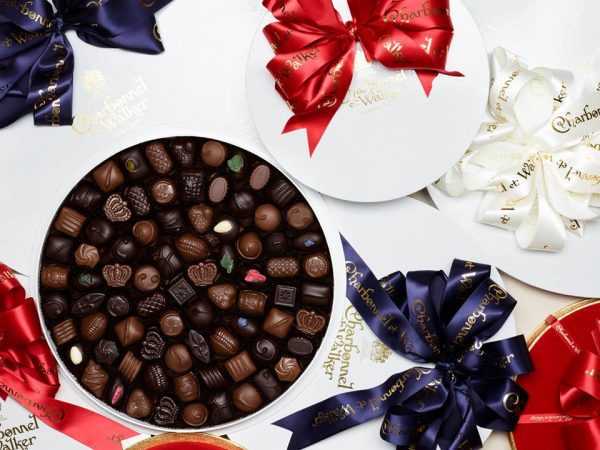 Luxurious 2000g  Boite Blanche with Milk and Dark Chocolates (with alcohol) - Image 4