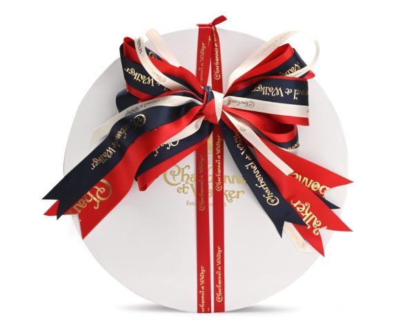 Boite Blanche 500g with red, white and blue ribbons – Fine Milk and Dark Chocolate Selection Gift Box – (with alcohol). - Image 2