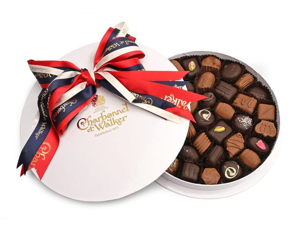 Boite Blanche 500g with red, white and blue ribbons – Fine Milk and Dark Chocolate Selection Gift Box – (with alcohol).
